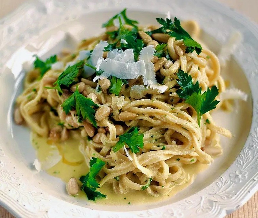 tagliolini primavera con pinoli e limone pasta kochen essen food italien https://img.jamieoliver.com/jamieoliver/recipe-database/oldImages/large/575_1_1436891328.jpg?tr=w-800,h-1066