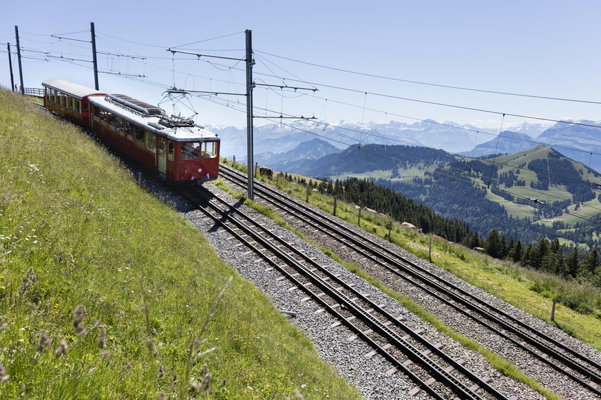 ARCHIV - ZUR BILANZMEDIENKONFERENZ DER RIGI BAHNEN AG STELLEN WIR IHNEN FOLGENDES BILDMATERIAL ZUR VERFUEGUNG, AM FREITAG, 5. APRIL 2019 - A red train of the Rigi Railways pictured shortly before Rigi ...