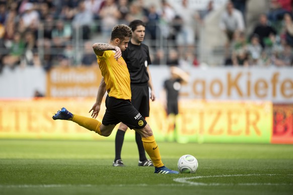 Berner Miralem Sulejmani spielt den Ball zum 2:2 Tor beim Fussball Super-League Spiel zwischen dem FC St. Gallen und den BSC Young Boys aufgenommen am Sonntag, 8. April 2018, im Kybunpark in St. Galle ...