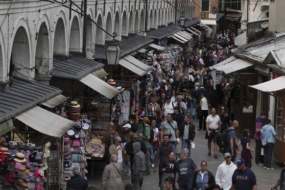Tourists walk in Venice, Italy, Friday, April 18, 2025, Venice on Friday launches for a second year a pilot program to charge day-trippers an entrance fee. (AP Photo/Antonio Calanni)
Italy Venice Tour ...