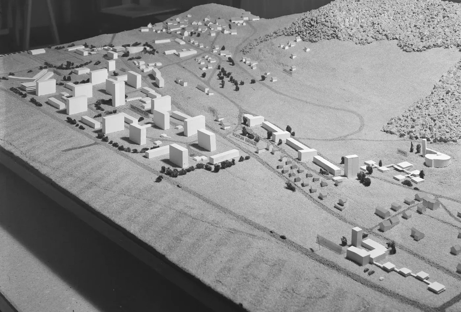Richtmodell von Neu-Spreitenbach von 1959, entworfen von Klaus Scheifele (1931-2014). Das Einkaufszentrum befindet sich am linken oberen Bildrand.