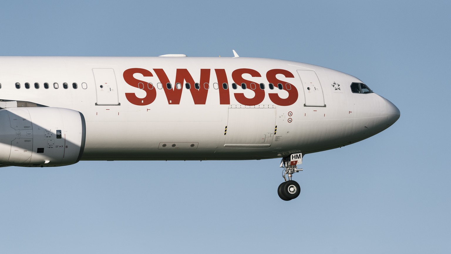 ARCHIVBILD ZUR MELDUNG, DASS DIE SWISS IM SOMMER UND HERBST WEITERE 676 FLUEGE STREICHT, AM DIENSTAG, 28. JUNI 2022 - A Boeing 777-300ER of the Swiss International Air Lines lands at Zurich Airport in ...