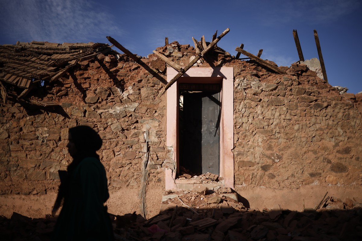 epaselect epa10853265 A woman passes by a damaged building following a powerful earthquake in Ouirgane, south of Marrakesh, Morocco, 10 September 2023. A magnitude 6.8 earthquake that struck central M ...