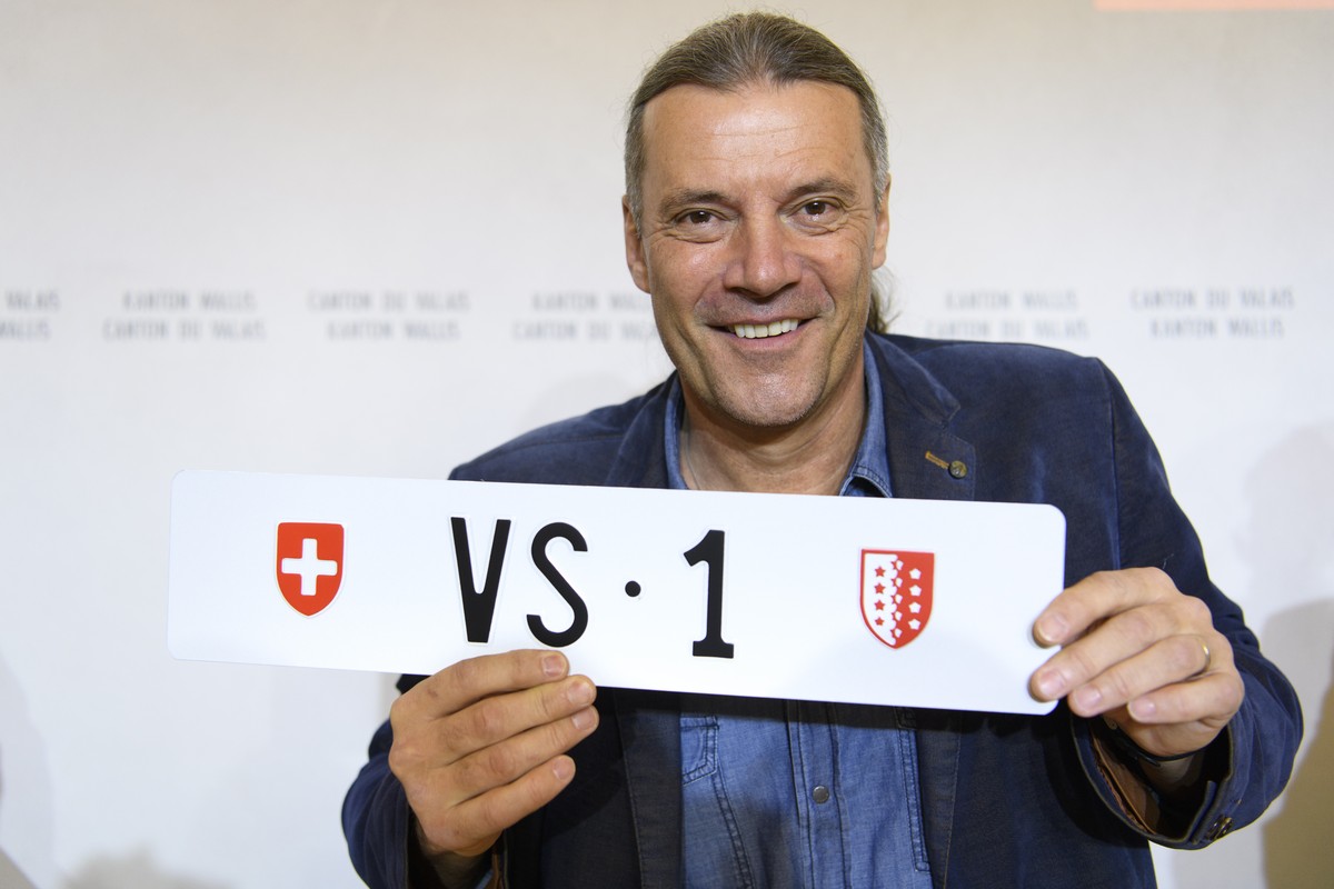 Le conseiller d'Etat valaisan Oskar Freysinger pose avec la plaque d'immatriculation VS 1 ce mardi 31 janvier 2017 a Sion. Le Service de la circulation routiere et de la navigation (SCN) pro ...