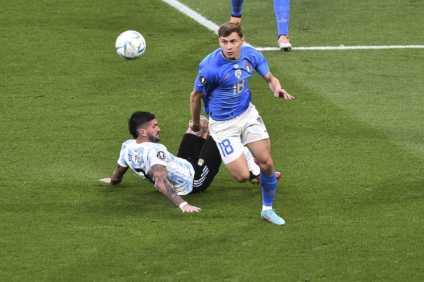 Argentina&#039;s Rodrigo De Paul, left, challenges for the ball with Italy&#039;s Nicolo Barella during the Finalissima soccer match between Italy and Argentina at Wembley Stadium in London , Wednesda ...