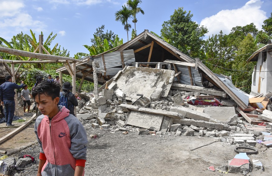 epa06917098 A view of a collapsed house after an earthquake struck in Lombok, West Nusa Tenggara, Indonesia, 29 July 2018. A 6.4 magnitude quake hit the central Indonesian island of Lombok, Indonesia  ...