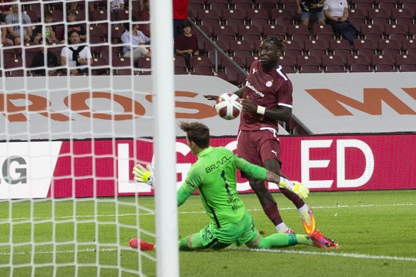Servette&#039;s forward Grejohn Kyei, right, scores the 2:0 against Molde&#039;s goalkeeper Andreas Linde, left, during second leg of the UEFA Europa Conference League second qualifying round between  ...
