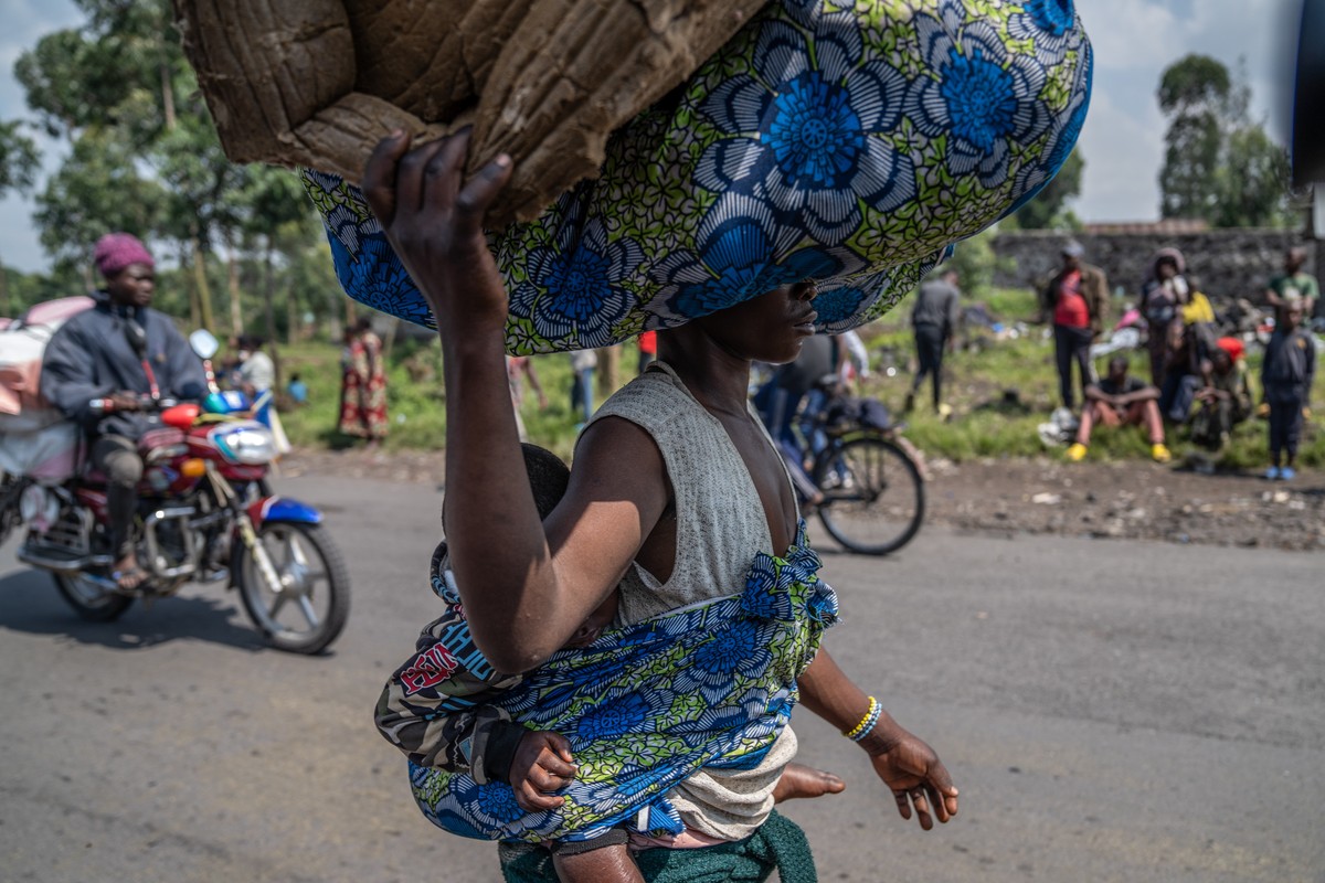 epa11134168 People make their way towards Goma as they flee a resumption of fighting, East of Goma, North Kivu, Democratic Republic of Congo, 07 February 2024. A resumption of fightings between the M2 ...