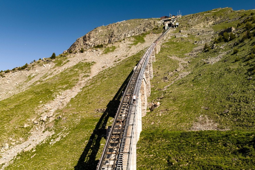 Jonathan Schmid aus Adelboden egalisierte mit seiner Zeit von 55 Minuten und 26 Sekunden einen neuen Streckenrekord auf der längsten Treppe der Welt (11'674 Stufen!). Er gewann das Rennen vor dem ...