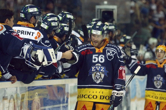 Der Zuger Timo Helbling beim Eishockey Meisterschaftsspiel zwischen dem EV Zug und dem EHC Biel, am Freitag, 23. September 2016, in der Bossard Arena in Zug. (KEYSTONE/Alexandra Wey)