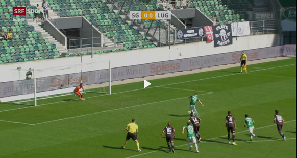 Noam Baumann hält den Penalty von Cédric Itten. Der linke Fuss des Lugano-Keepers berührt die Linie noch ganz knapp.