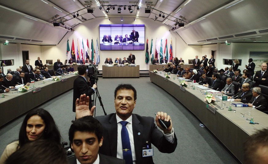 Ein Sicherheitsbeamter schickt die Journalisten vor Beginn der Opec-Konferenz in Wien aus dem Saal.