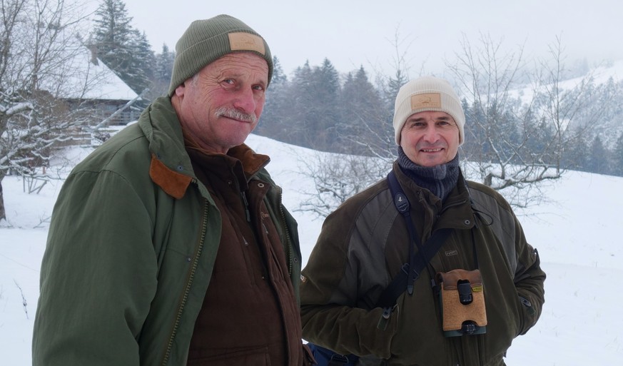 Benjamin Brunner, Landwirt, und Otto Holzgang, Biologe und Projektleiter des Projekt Wisent Thal auf der Sollmatt im Solothurner Jura