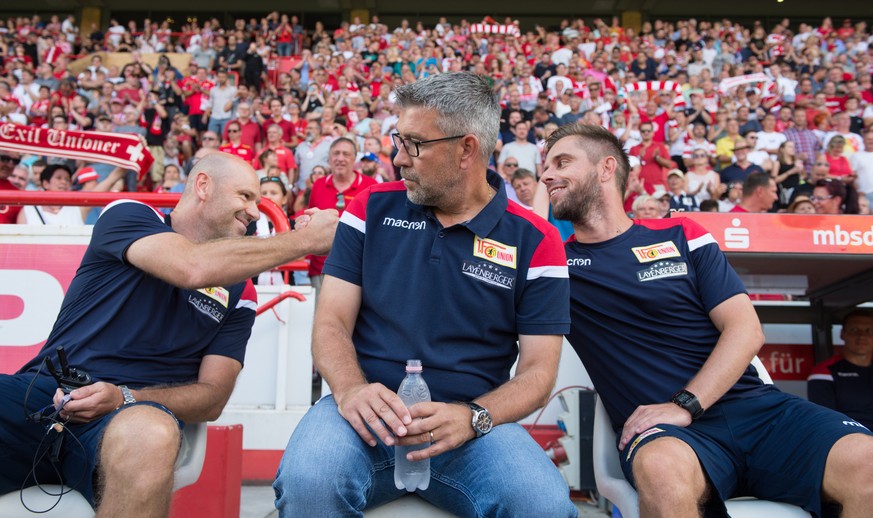05.08.2018, Berlin: Fußball, 2. Bundesliga, 1. Spieltag, 1. FC Union Berlin - Erzgebirge Aue im Stadion An der Alten Foersterei. Unions Assistenztrainer Sebastian Boenig (r) gibt seinen Assistenztrain ...
