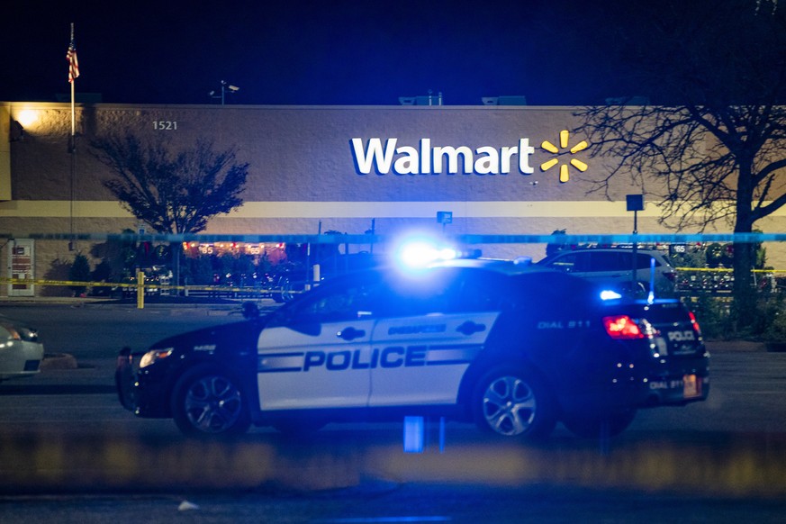 epaselect epa10322277 Police officers work at the scene of a mass shooting at the Walmart Supercenter in Chesapeake, Virginia, USA, 23 November 2022. Leo Kosinski of the Chesapeake Police Department s ...