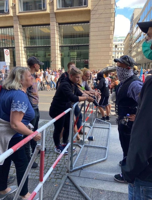 Immer wieder geraten Corona-Demonstranten (links) und Gegendemonstranten aneinander.