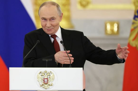 «Ein Geschenk für Moskau»: Russlands Kreml-Herrscher Wladimir Putin schaut bestimmt belustigt dem Treiben im «Irrenhaus Europa» zu.