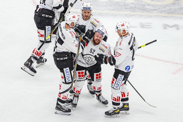 L&#039;attaquant luganais Loic Vedova, 2e droite, celebre avec ses coequipiers apres avoir marque lors de la rencontre du championnat suisse de hockey sur glace de National League LNA, entre le Lausan ...