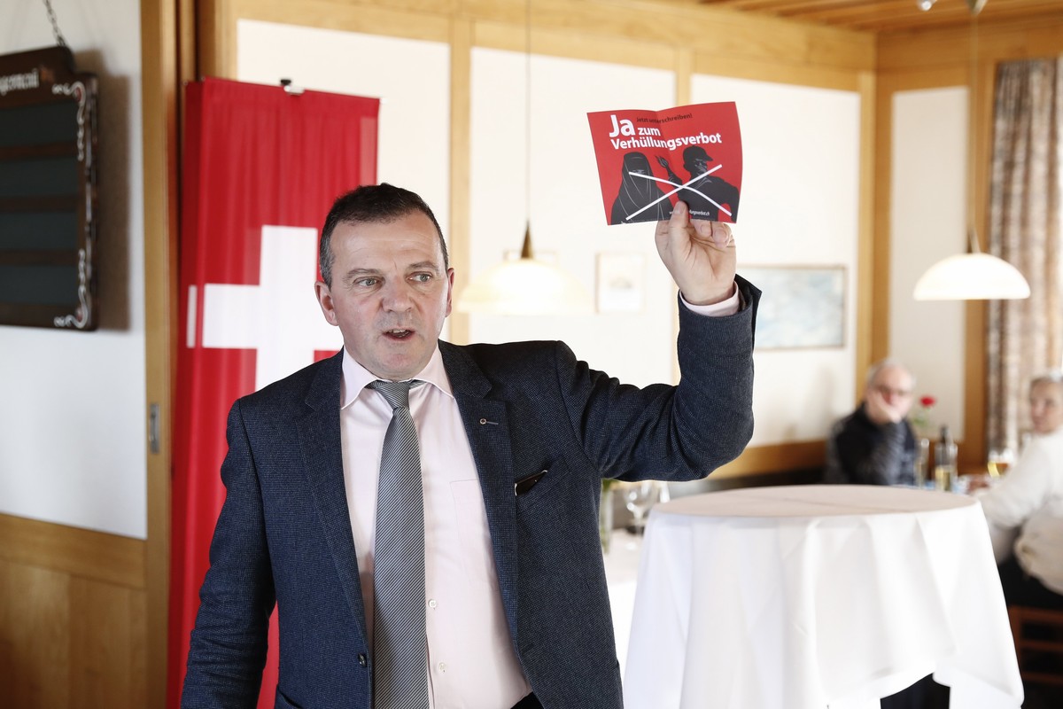 epa05787685 Walter Wobmann, National Councillor, shows a leaflet with the titel 'Yes to the ban of veiling', during the reunion of the Swiss People's Party SVP in Dornach, Switzerland,  ...