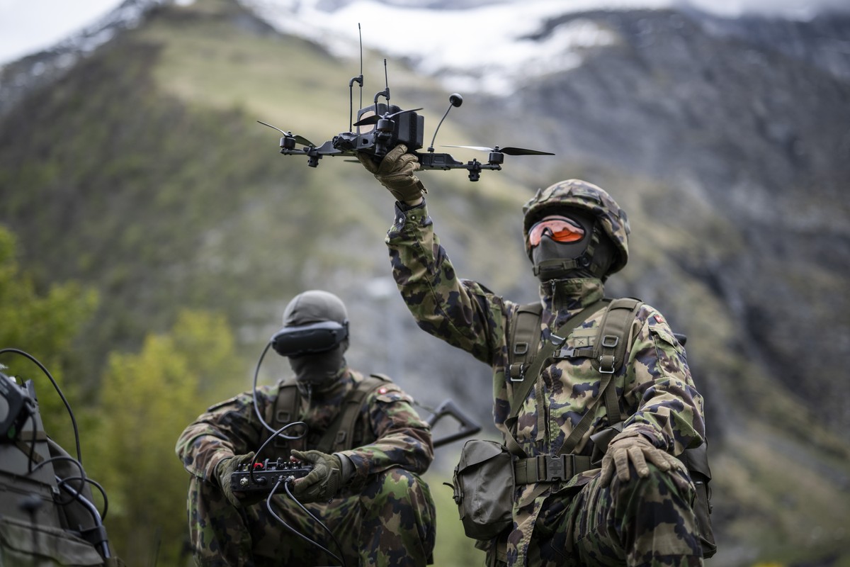 KEYPIX - Soldaten posieren mit einer First Person View Angriffsdrohne an einem Medienanlass der Schweizer Armee zur Einbindung von Drohnen in Kampfverbaende, am Montag, 18. Mai 2026, auf dem Schiesspl ...