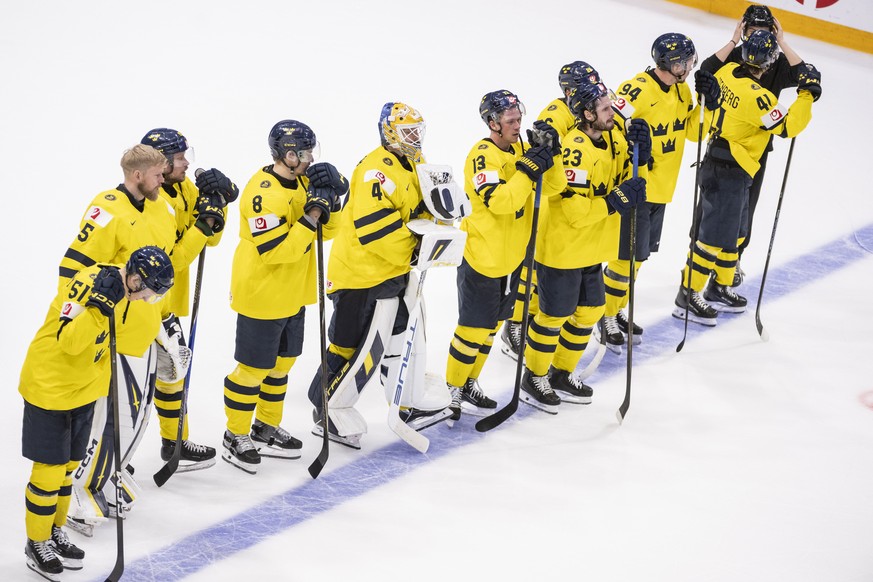 epa12989026 Sweden's players react after their defeat in the 2026 IIHF Men's Ice Hockey World Championship preliminary round group B game between Norway and Sweden, at the BCF Arena ice hock ...