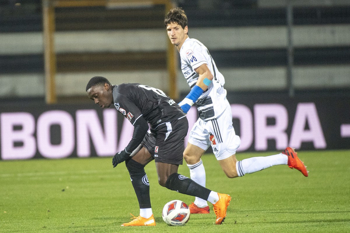 Lugano's player Christopher Lungoyi and Basel's player Timm Klose, right, during the Super League soccer match FC Lugano against FC Basel, at the Cornaredo stadium in Lugano, Sunday, Novembe ...