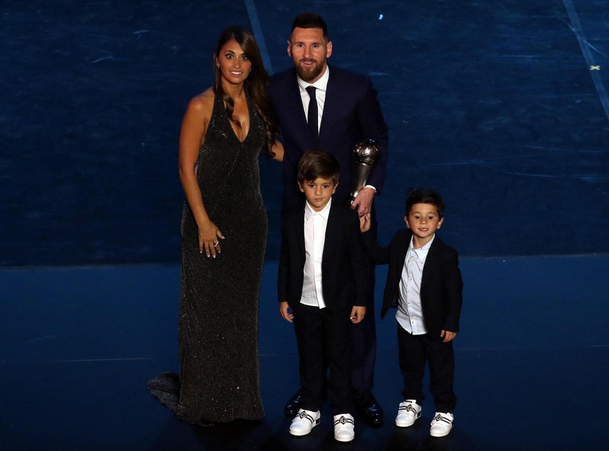 Lionel Messi mit seiner Ehefrau Antonella Roccuzzo und seinen Söhnen Thiago und Mateo. 