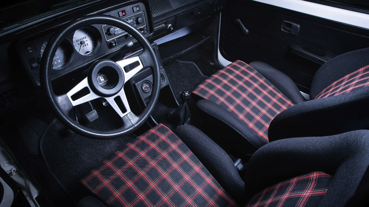 1981 VW Golf GTi - Karositze https://www.classicandsportscar.com/sites/default/files/2020-03/Classic%20%26%20Sports%20Car%20%E2%80%93%20Is%20this%20the%20best%20remaining%20Volkswagen%20Golf%20GTI%3F% ...