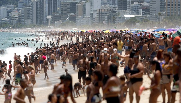 epa08851845 Sunbathers spend time on Ipanema beach in Rio de Janeiro, Brazil, 29 November 2020. EPA/Fabio Motta