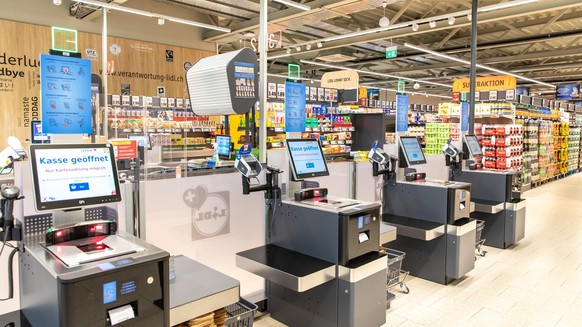 IMAGE DISTRIBUTED FOR LIDL SCHWEIZ FOR EDITORIAL USE ONLY - Self Checkout // Weiterer Text ueber ots und http://presseportal.ch/de/pm/100016795/100859202 (obs/LIDL Schweiz/KIMPICTURES via KEYSTONE)