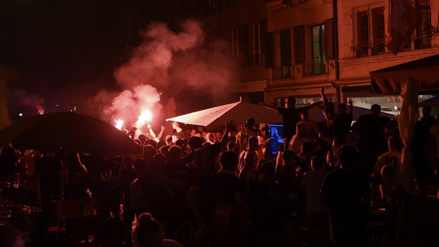 YB Fans jubeln nach dem 1-0 Sieg gegen den FC Sion, welcher YB den Meistertitel einbringt, am Freitag, 31. Juli 2020 auf den Strassen von Bern. (KEYSTONE/Anthony Anex)