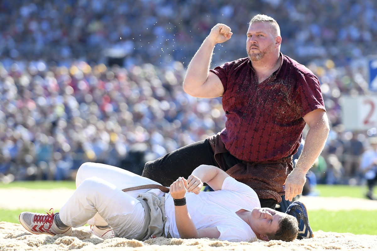 Christian Stucki jubelt nach dem Sieg gegen Matthias Herger im 4. Gang am Eidgenoessischen Schwing- und Aelplerfest (ESAF) in Zug, am Samstag, 24. August 2019. (KEYSTONE/Urs Flueeler)