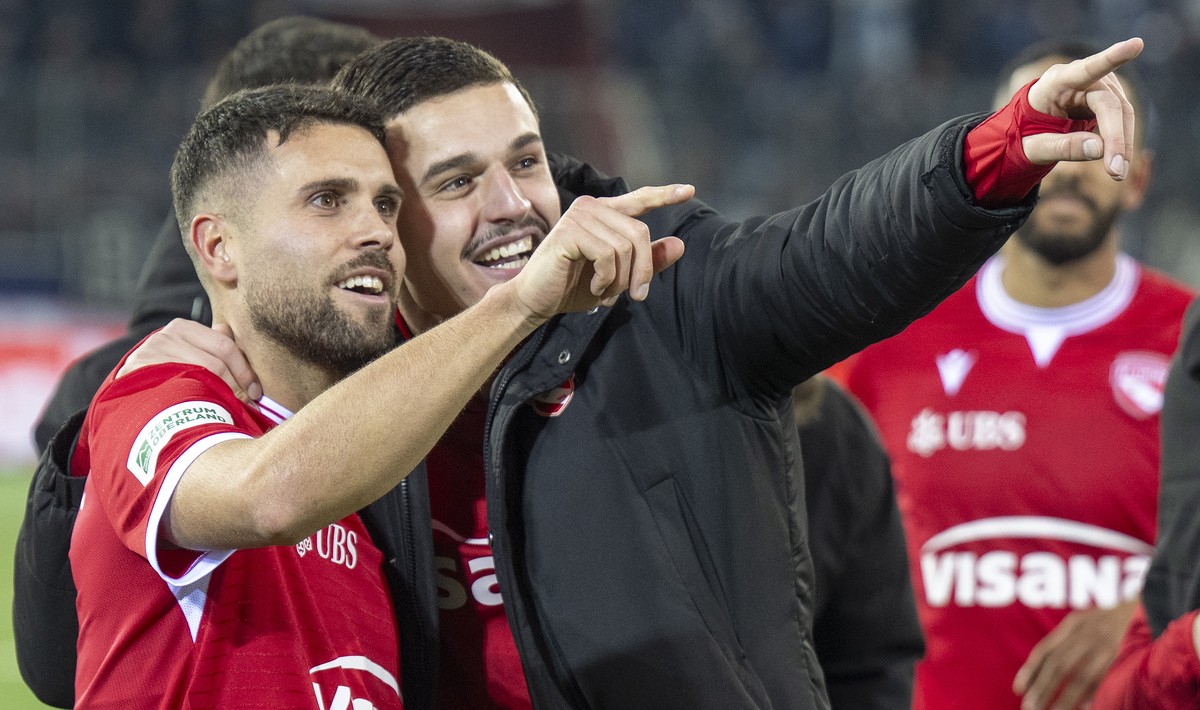 Leonardo Bertone (FCT), links, und Elmin Rastoder (FCT) kaempft um den Ball mit $b im Fussball Meisterschaftsspiel der Swiss Super League zwischen FC Thun, FCT, und Zuerich, FCZ, vom Samstag, 20. Deze ...