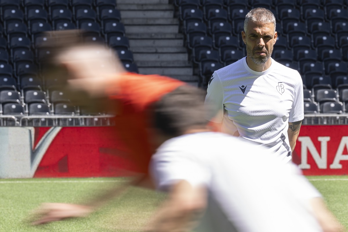 Trainer Fabio Celestini (FCB) sieht seine Spieler an bei einer Trainingseinheit, einen Tag vor dem Schweizer Cupfinalspiel zwischen FC Biel-Bienne und FC Basel, am Samstag, 31. Mai 2025, im Stadion Wa ...