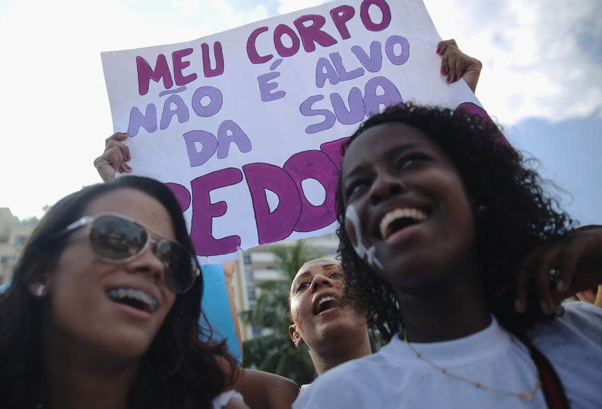 Frauen an einer Demo für Gleichberechtigung in Rio.