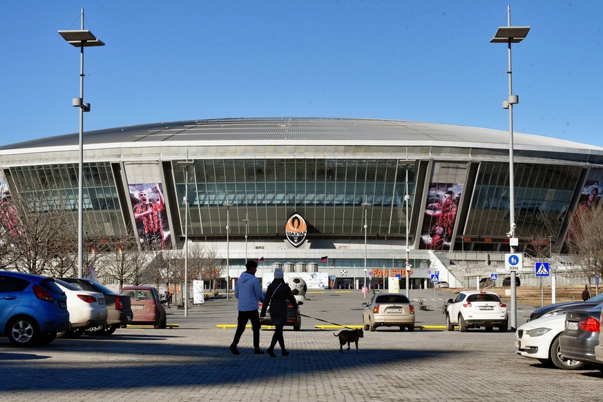 Ukraine DPR Daily Life 8115704 15.02.2022 Pedestrians walk towards Donbass Arena stadium in Donetsk, DPR, Ukraine. Sergey Baturin / Sputnik Donetsk Ukraine PUBLICATIONxINxGERxSUIxAUTxONLY Copyright: x ...