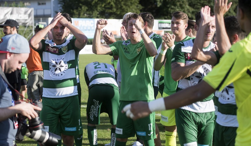 Kriens Spieler und Fans feiern nach dem Sieg in 1. Runde im Schweizer Cup zwischen dem FC Kriens und dem FC Thun am Sonntag, 14. August 2016, im Stadion Kleinfeld in Kriens. (KEYSTONE/Marcel Bieri)