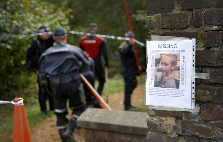 Hunderte von Beamten befinden sich auf der Suche nach dem verschwundenen Teenager – Polizisten nahe dem Fluss Brent im Westen Londons.