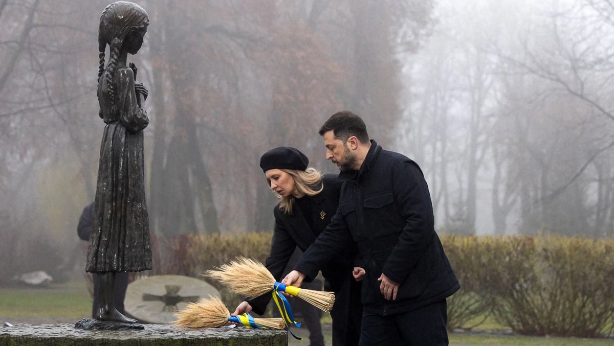 Wolodymyr Selenskyj und seine Ehefrau Olena Selenska gedenken der Opfer des Holodomor in Kiew: Als solcher wird die Hungersnot in den 1930er-Jahren in der Sowjetunion bezeichnet, die durch die sowjeti ...