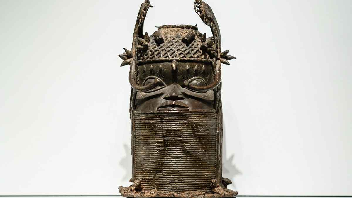 epa10185230 One of the so-called 'Benin Bronzes' is displayed at the Humboldt Forum museum in Berlin, Germany, 15 September 2022. Several new exhibitions and objects, among them the 'Be ...