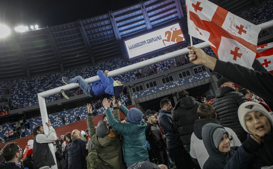epa11245453 Georgia soccer team fans celebrate after their team victory during the UEFA EURO 2024 play-off between Georgia and Greece in Tbilisi, Georgia, 26 March 2024. EPA/DAVID MDZINARISHVILI