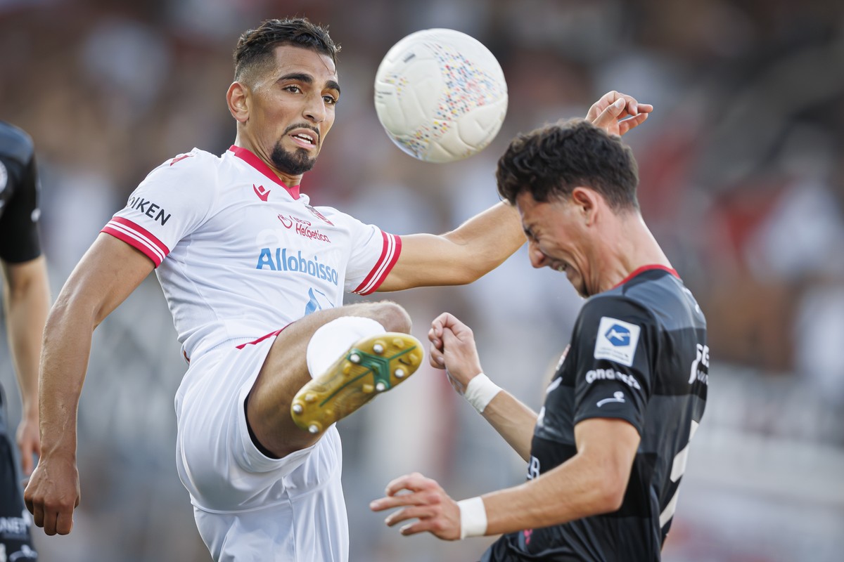 Ilyas Chouaref (SIO), gauche, lutte pour le ballon avec Albin Krasniqi (FCW), droite, lors de la rencontre du championnat de football de Super League entre le FC Sion et le FC Winterthur ce samedi, 10 ...