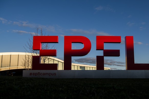 Le logo de l'Ecole Polytechnique Federale de Lausanne, EPFL, est visible sur le campus devant le Rolex Learning Center le mercredi 11 mars 2020 a Lausanne. (KEYSTONE/Jean-Christophe Bott)