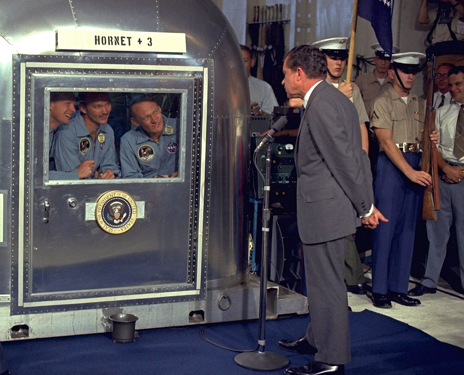 US-Präsident Richard Nixon unterhält sich mit den drei «Apollo 11»-Astronauten Neil Armstrong, Michael Collins und Edwin Aldrin in ihrem Quarantänenecontainer, nachdem sie von der ersten Mondlandung z ...