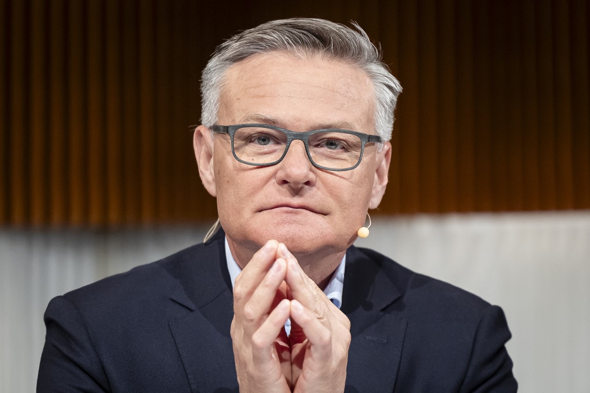 Mario Irminger, Praesident der Generaldirektion des Migros-Genossenschafts-Bundes waehrend einer Medienkonferenz am Freitag, 2. Februar 2024 in Zuerich. Der Detailhandelskonzern sucht neue Besitzer f