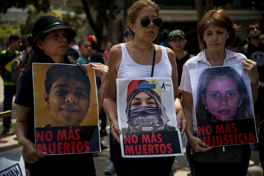 epa06519137 A group of people protest to commemorate those who died during the protests between 2014 and 2017, at the East Cemetery in Caracas, Venezuela, 12 February 2018. EPA/Miguel Gutierrez