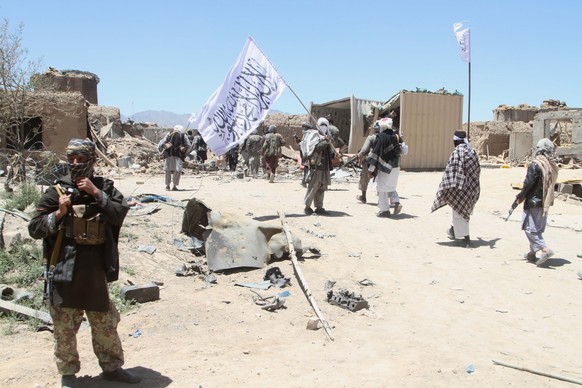 epa05991734 Suspected Taliban militants patrol after they reportedly took control of Ghazni&#039;s Waghaz district, Afghanistan, 26 May 2017. Taliban fighters have taken control of most of the Ghazni  ...