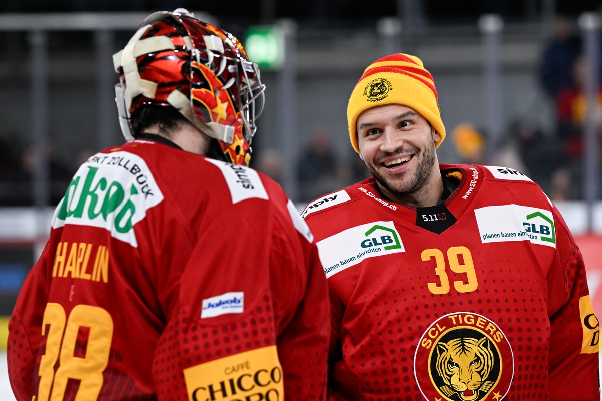 Tigers Goalie Stephane Charlin, links, und Goalie Luca Boltshauser, rechts, beim Eishockey-Qualifikationsspiel der National League zwischen den SCL Tigers und dem EHC Kloten, am Samstag 18. November 2 ...