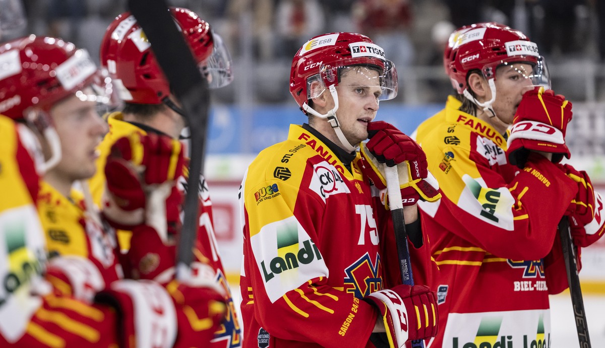 Die Bieler um Alexander Yakovenko (2. von rechts) zeigen Enttaeuschung nach der Niederlage im Spiel der Eishockey National League zwischen EHC Biel-Bienne, EHCB, und ZSC Lions, ZSC, vom Dienstag, 17.  ...