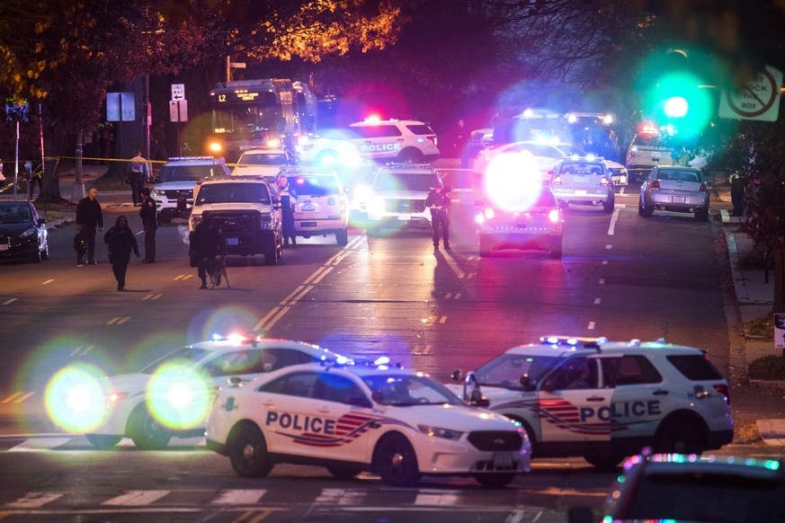 epaselect epa05660277 Police shut down Connecticut Avenue outside Comet Ping Pong, a pizza restaurant that was the subject of a fake news story claiming it was the center of a child sex ring orchestra ...